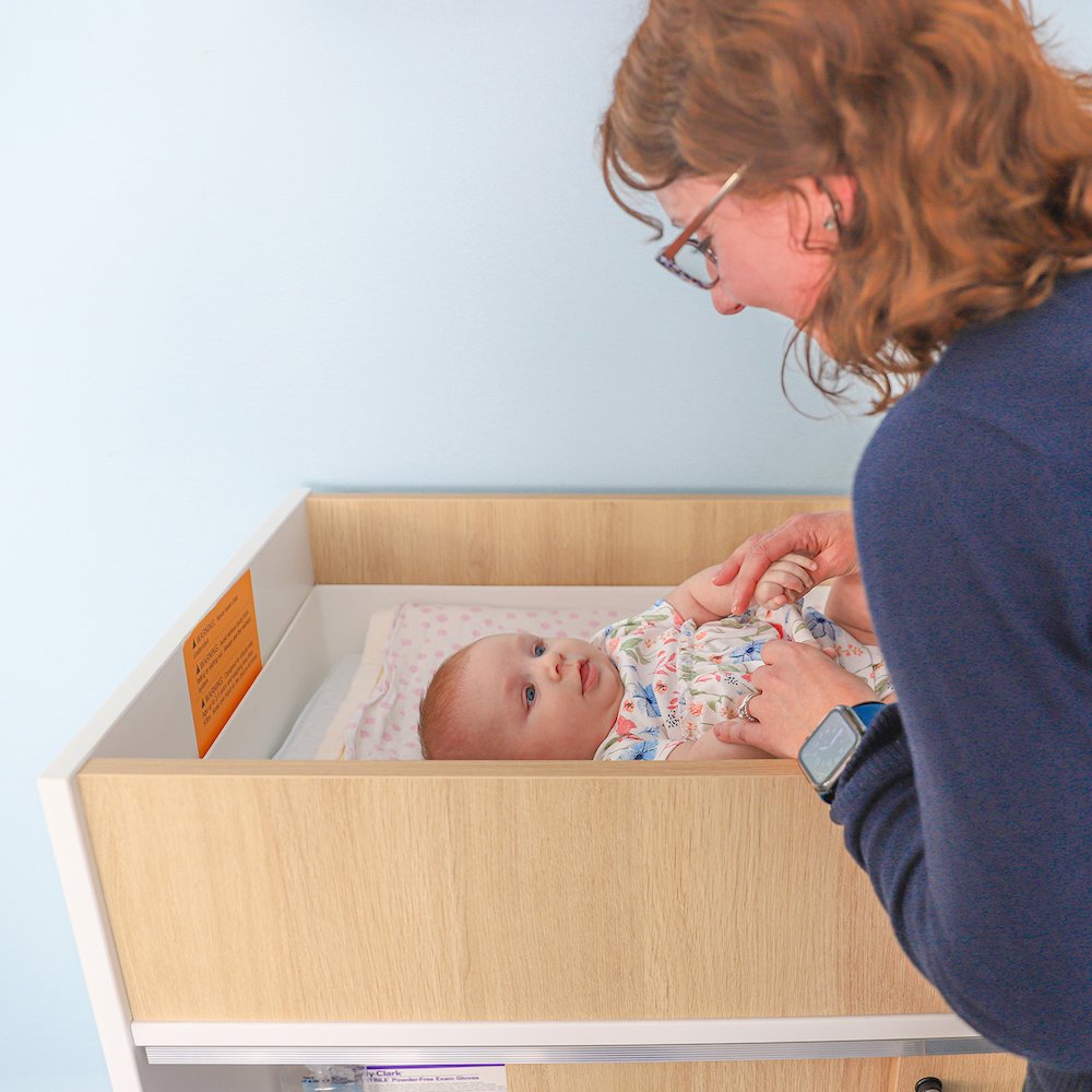 Infant Changing Cabinet in Brown and White Color. Picture 5