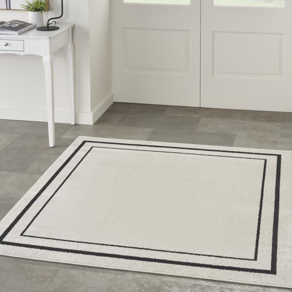 Contemporary Square Area Rug, 5' x Square. Picture 2