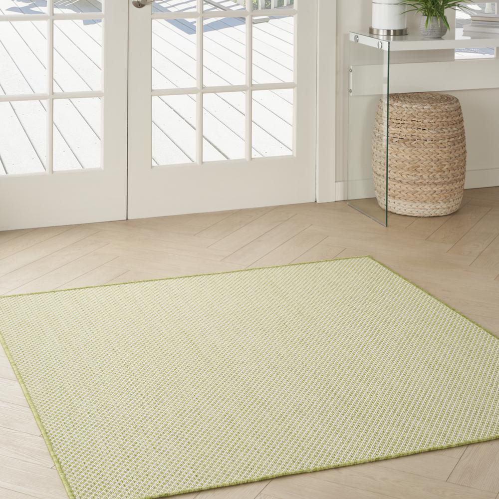 Modern Square Area Rug, 4' x Square. Picture 3