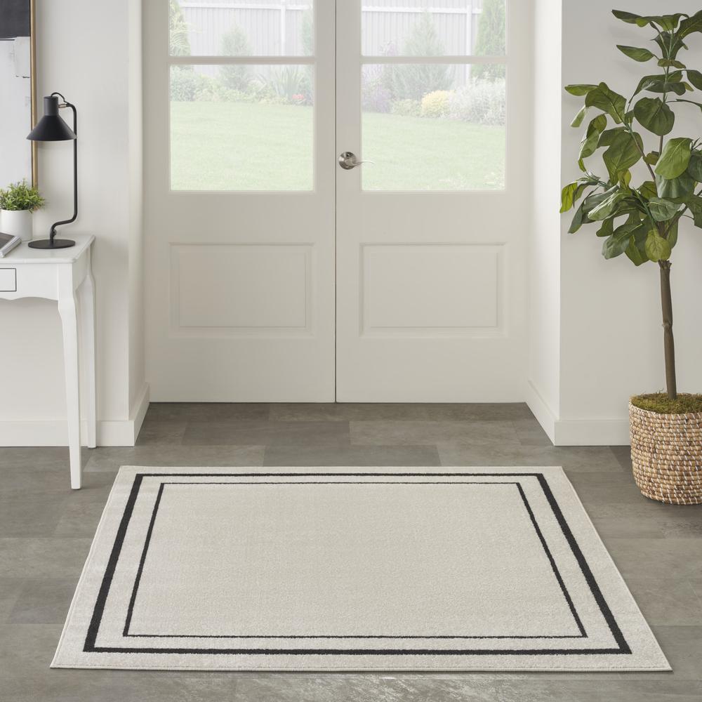 Contemporary Square Area Rug, 5' x Square. Picture 9