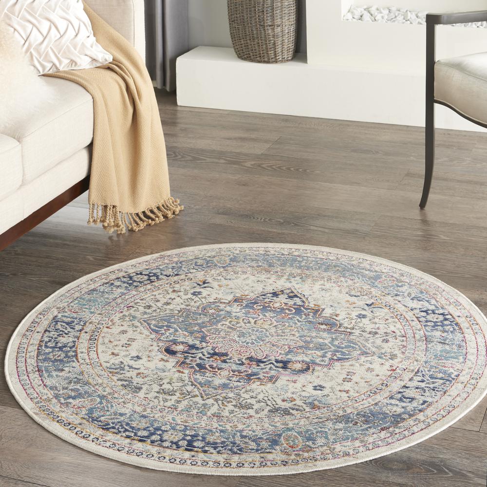 Vintage Round Area Rug, 4' x Round. Picture 3