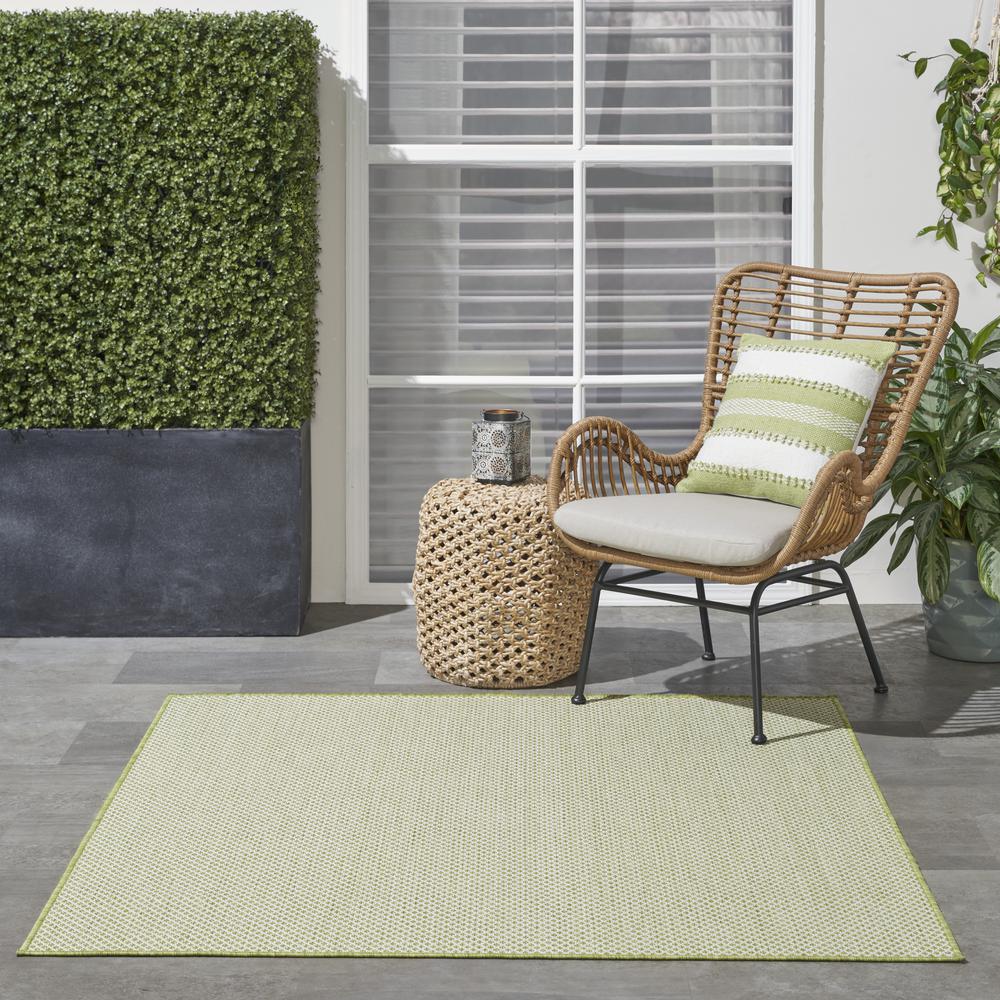 Modern Square Area Rug, 4' x Square. Picture 11