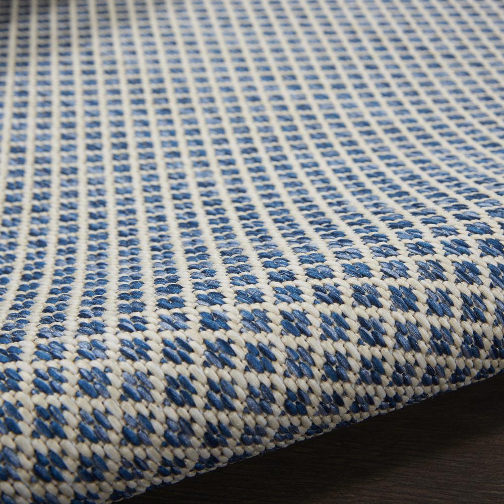Modern Square Area Rug, 4' x Square. Picture 8