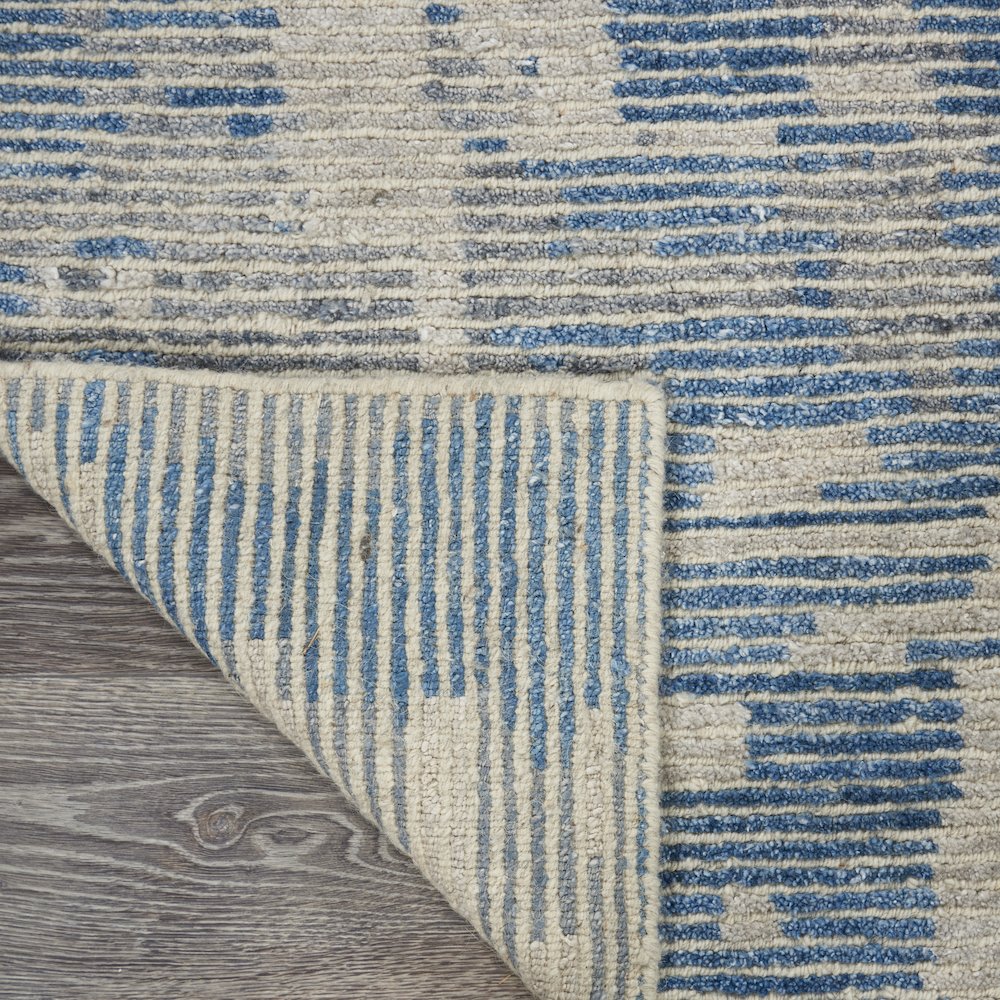 Modern Rectangle Area Rug, 2' x 3'. Picture 3