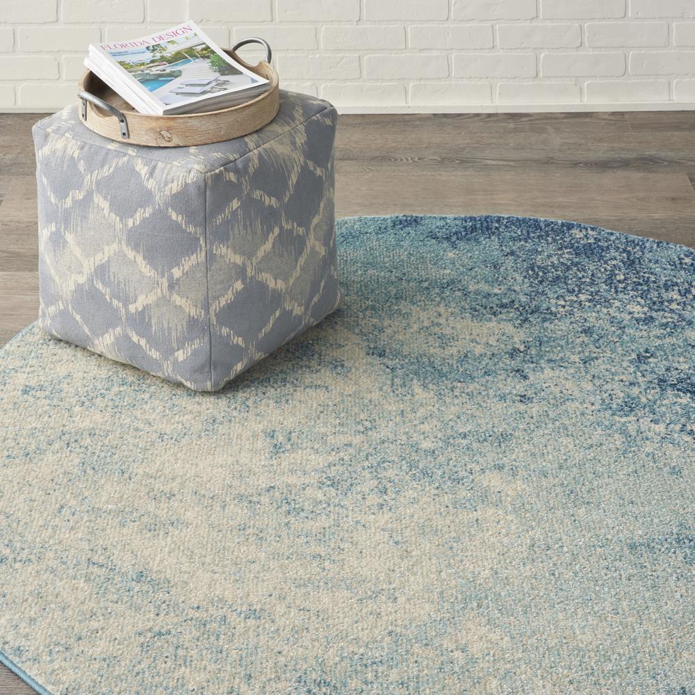 Modern Round Area Rug, 4' x Round. Picture 8