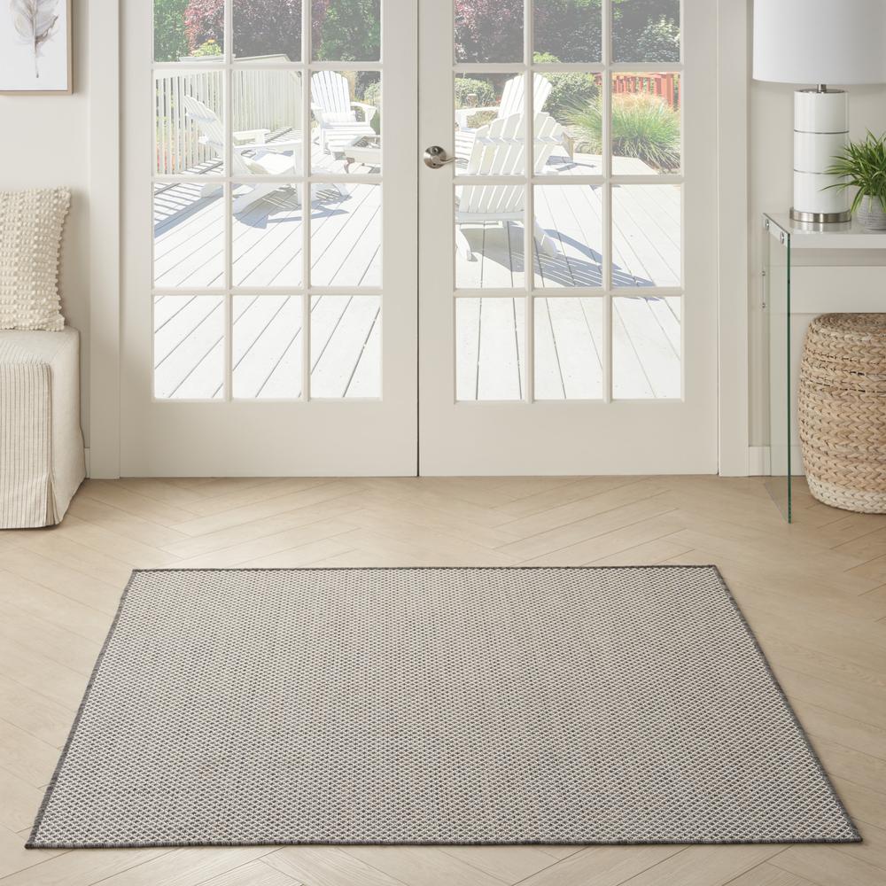 Modern Square Area Rug, 5' x Square. Picture 9