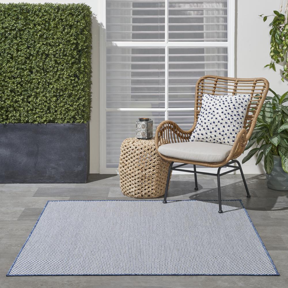 Modern Square Area Rug, 4' x Square. Picture 11