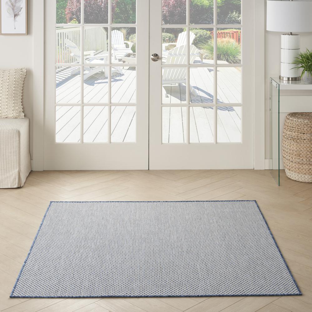 Modern Square Area Rug, 4' x Square. Picture 10