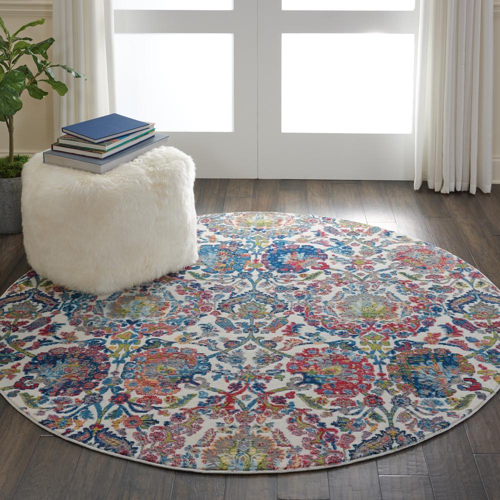 Vintage Round Area Rug, 4' x Round. Picture 3