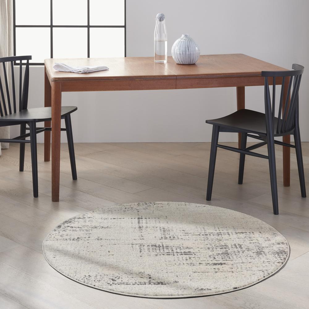 Modern Round Area Rug, 4' x Round. Picture 9