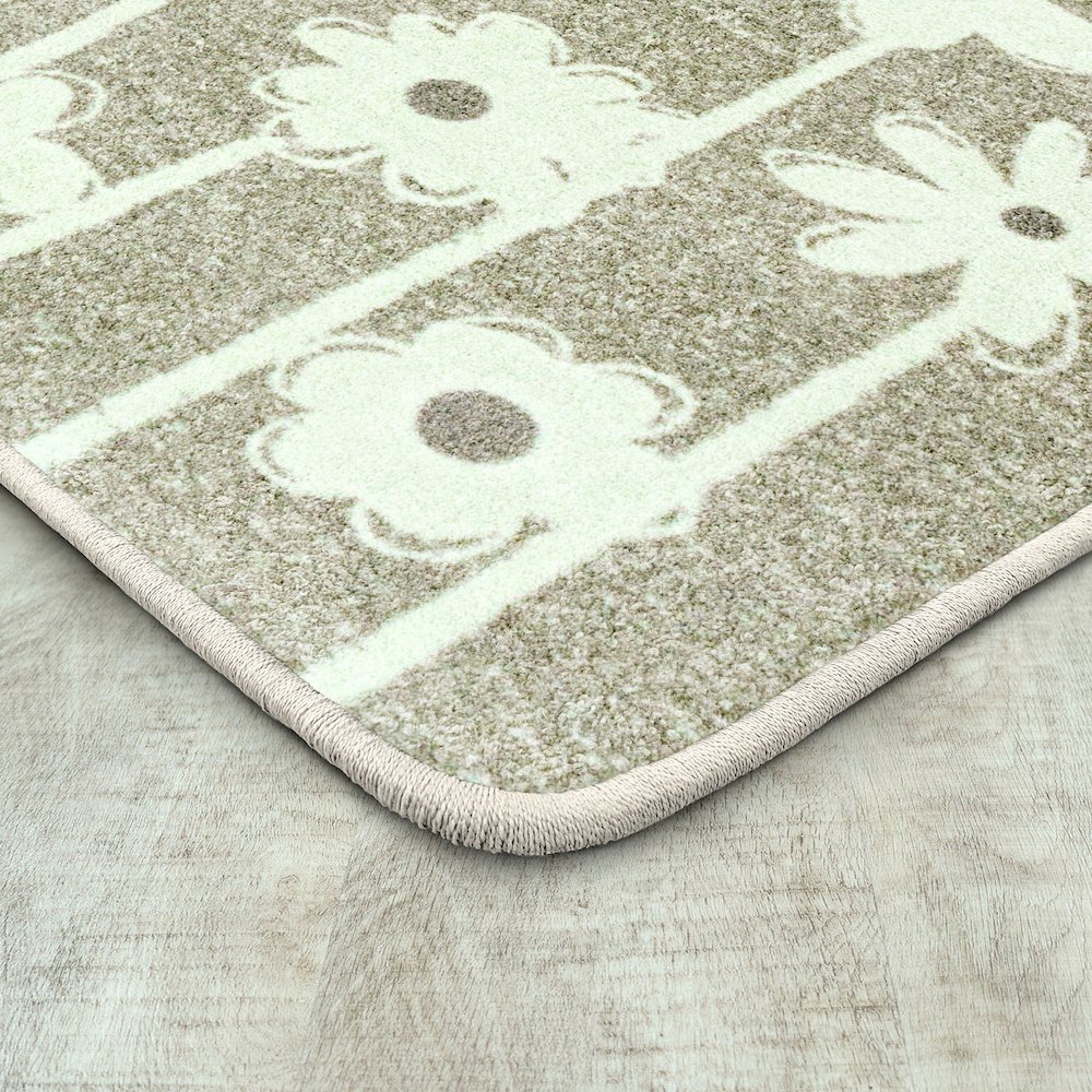 Claremont Kids Big Blooms 3'10" x 5'4" Area Rug in Color Linen. Picture 2
