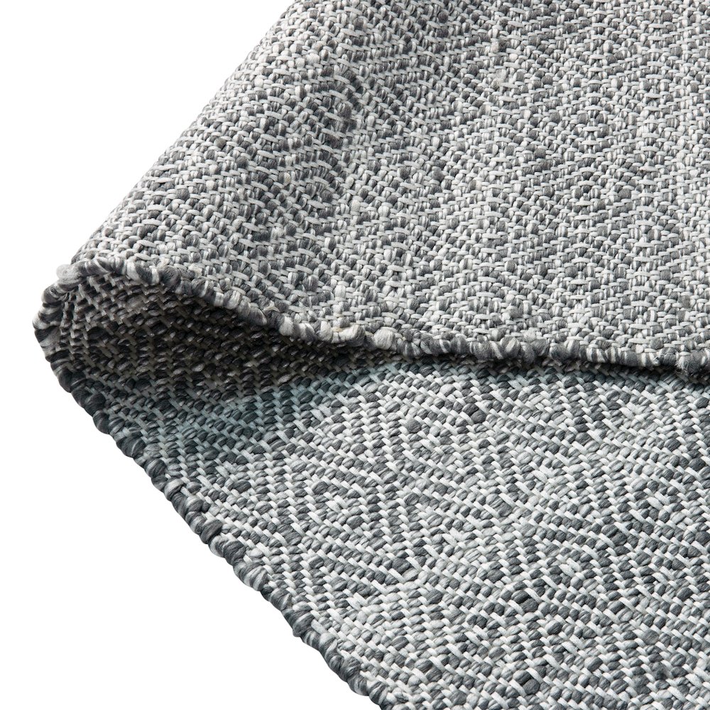 5' x 7' Handwoven Indoor/Outdoor Diamond Pattern Area Rug in Grey. Picture 7