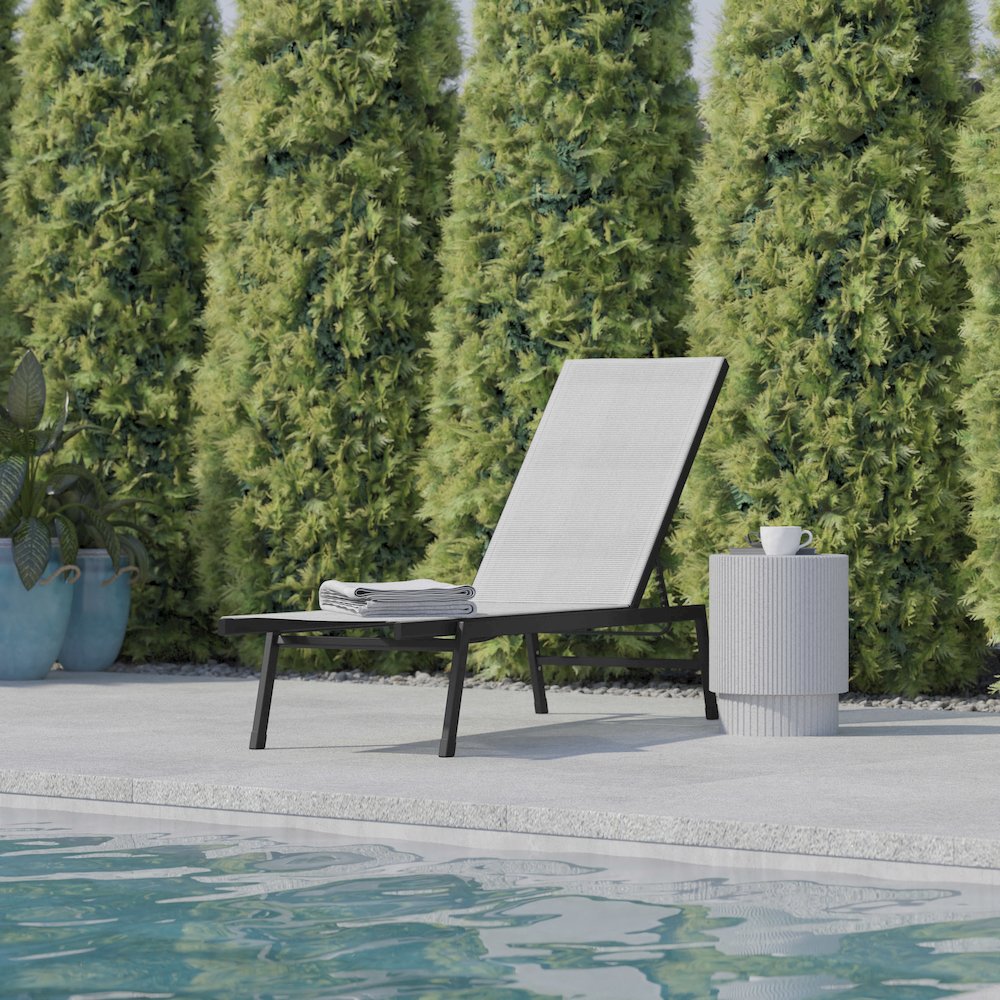 Modern Outdoor Chaise Lounge Chair. Picture 2