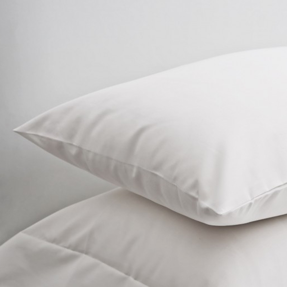 Kids One Pillow Protector With AirXchange, White. Picture 1