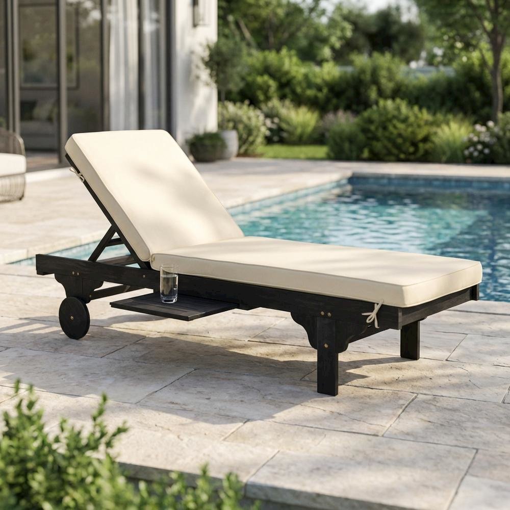 Outdoor lounge chair with side table in eucalyptus wood and black finish. Picture 3