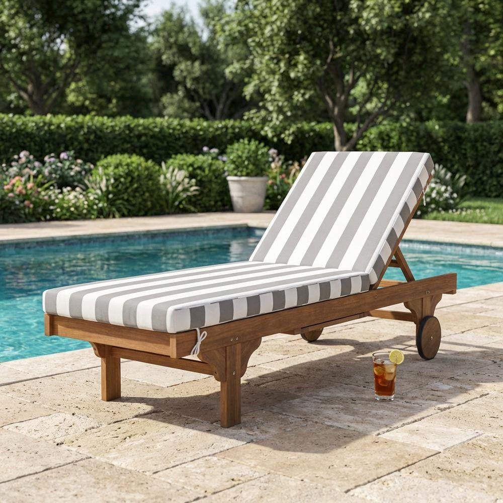Outdoor lounge chair with side table in eucalyptus wood and foam padding. Picture 3