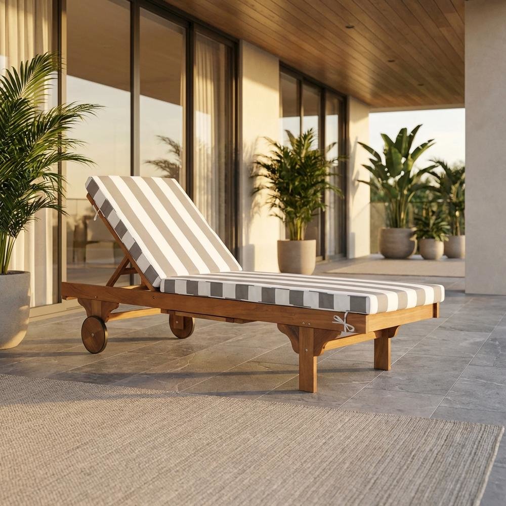 Outdoor lounge chair with side table in eucalyptus wood and foam padding. Picture 2