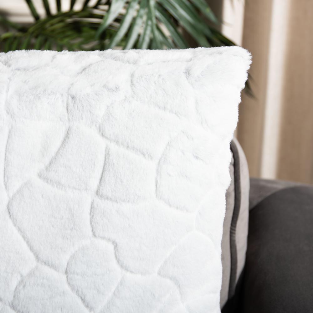 Rena Pillow, Pearl. Picture 3