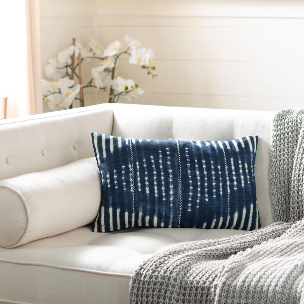 Laurena Pillow, Blue/Cream, PLS795A-1220. Picture 4