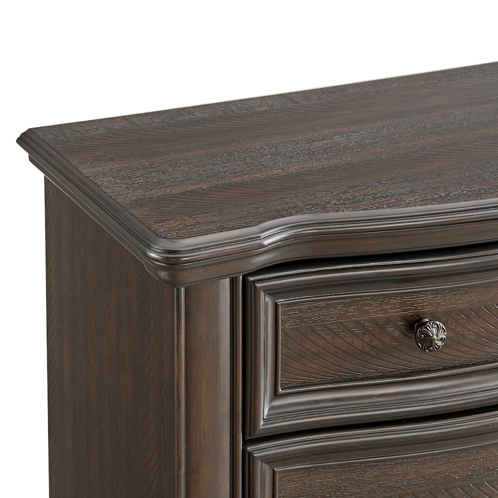 Brunswick 5-Drawer Chest in Mahogany. Picture 4