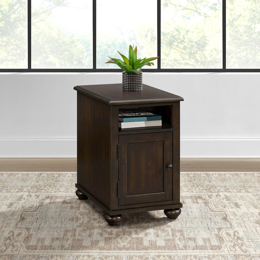 Wagner Chairside Table with USB in Cherry. Picture 7