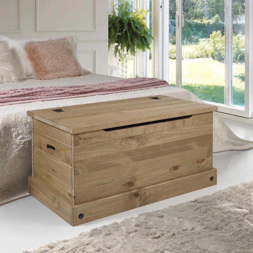 Wood Storage Trunk in Corona Brown. Picture 5