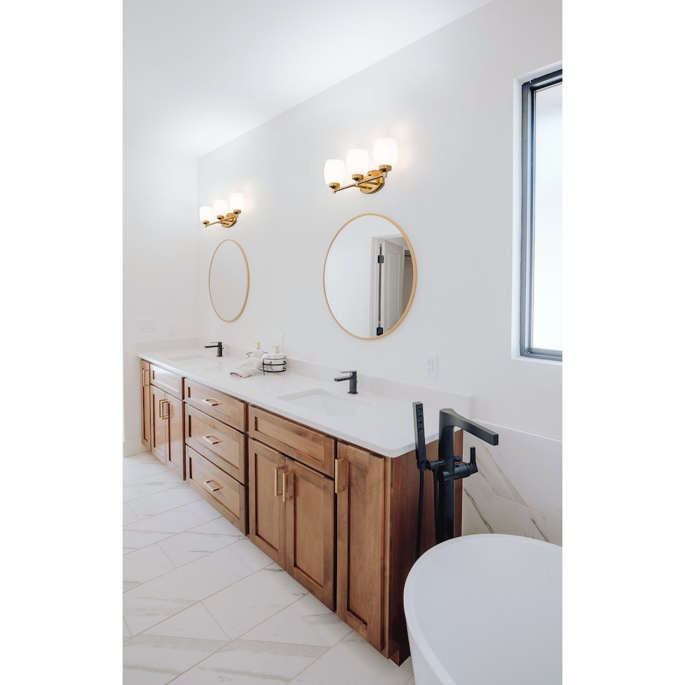 5 Light Vanity. Picture 2