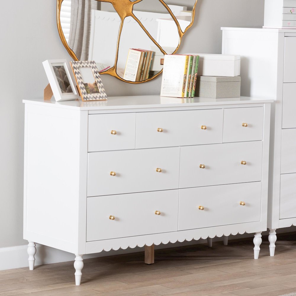 Roni Modern White Wood 7-Drawer Dresser with Scalloped Edges. Picture 8