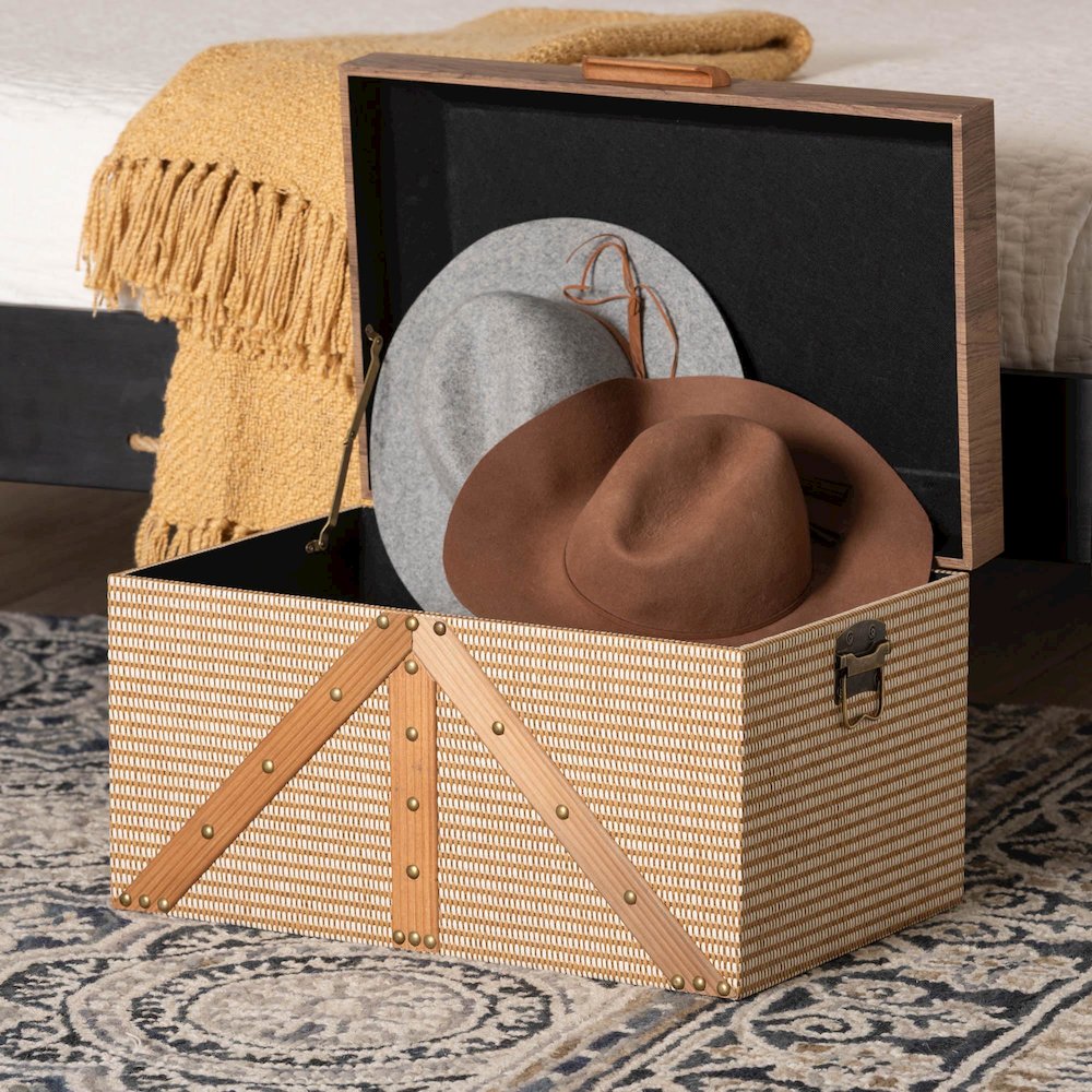 Decorative Storage Chest with Hinged Top and Woven Exterior. Picture 9