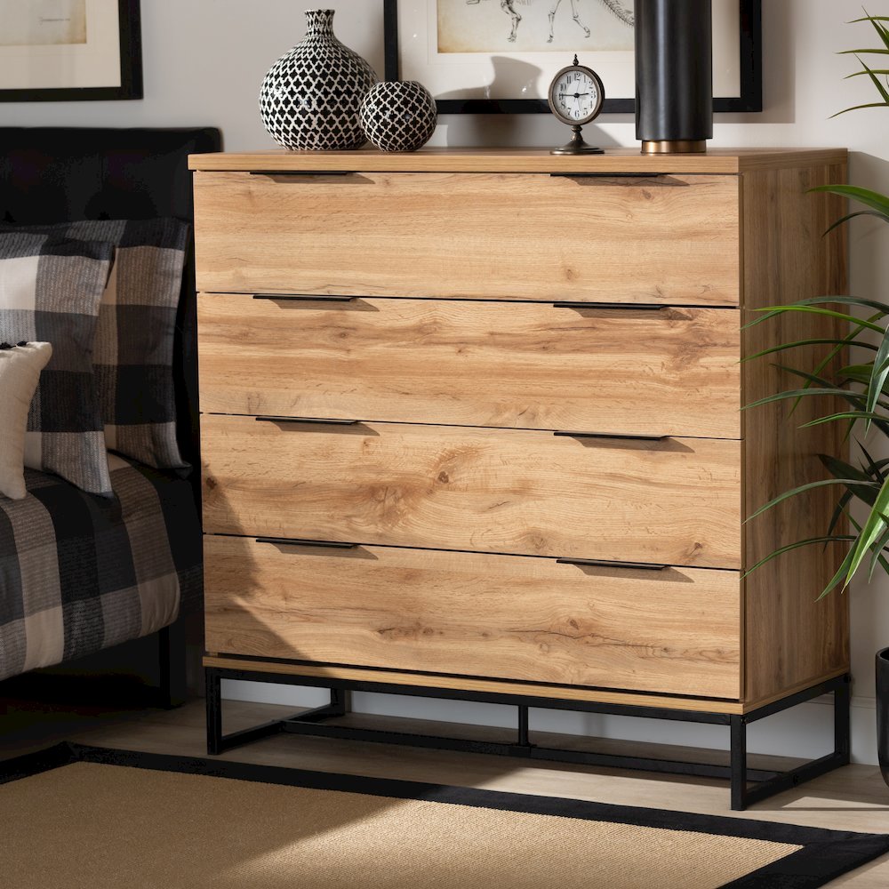 Reid Modern and Contemporary Industrial Oak Finished Wood and Black Metal 4-Drawer Dresser. Picture 7