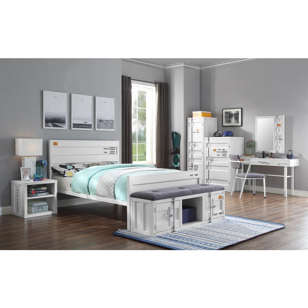 Cargo Full Bed White. Picture 5