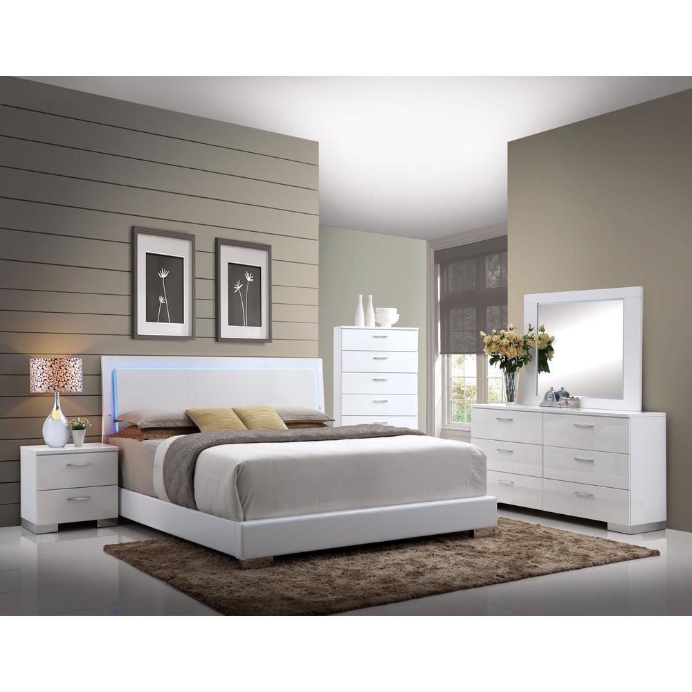 Queen Bed, White PU & Chrome Leg. Picture 1