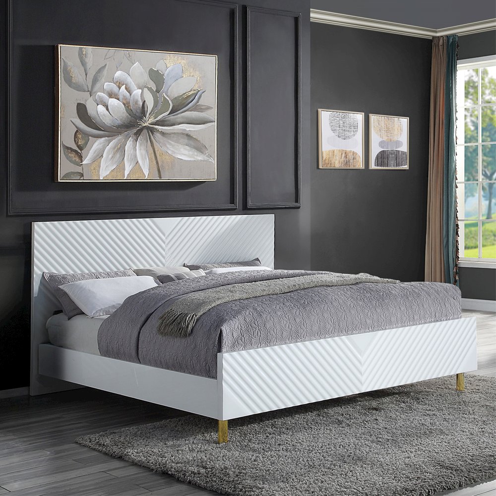 Gaines Eastern King Bed White High Gloss. Picture 1