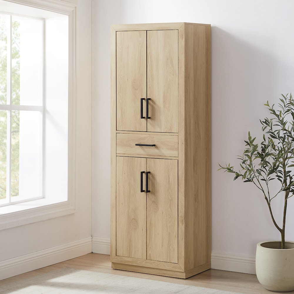 Isla Kitchen Storage Pantry. Picture 3