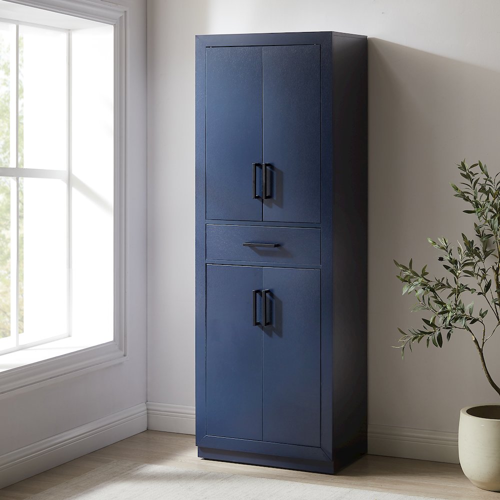Isla Kitchen Storage Pantry. Picture 3
