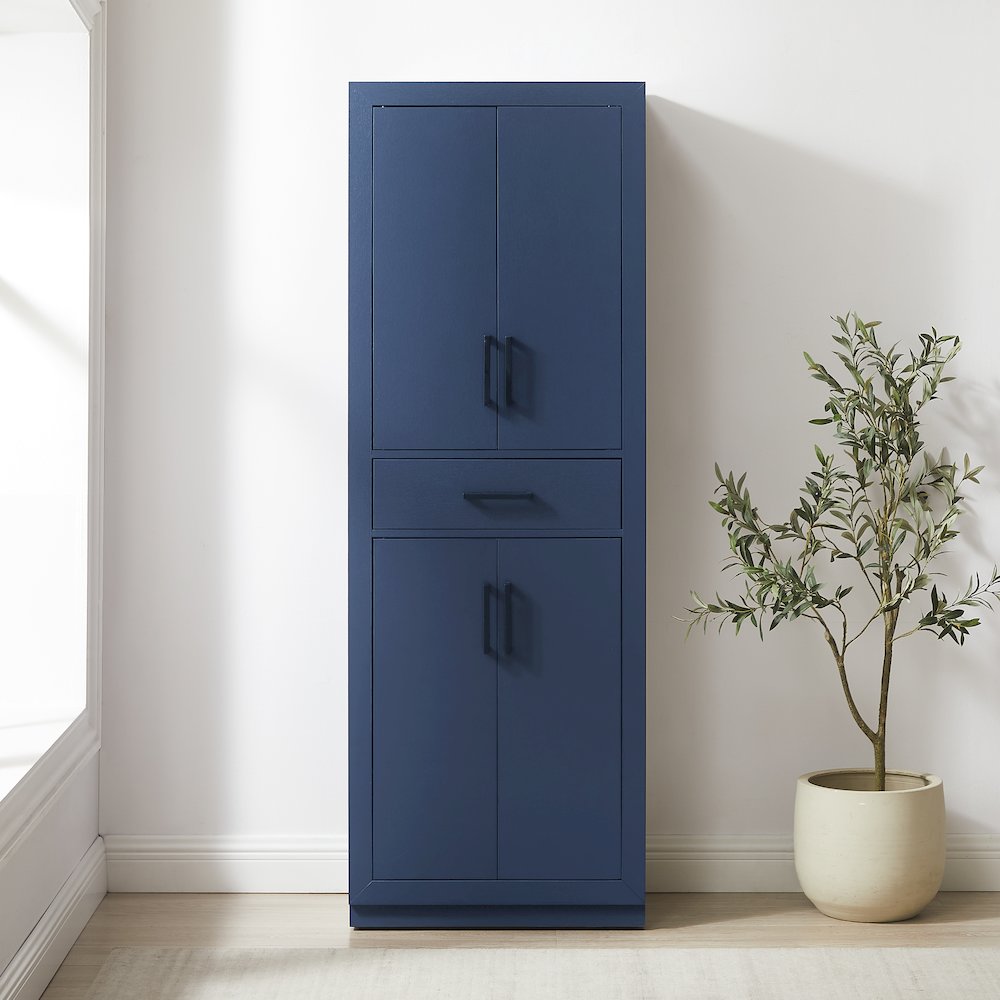 Isla Kitchen Storage Pantry. Picture 4