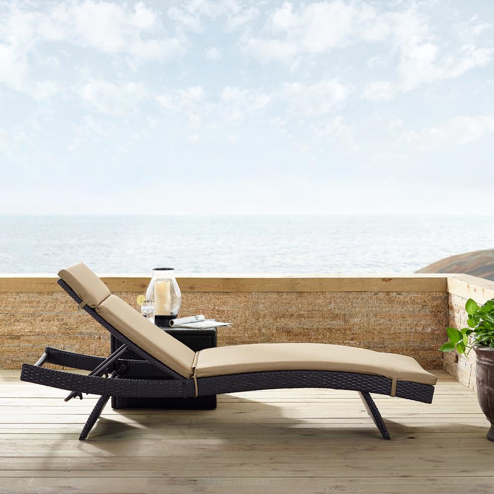 Biscayne Wicker Outdoor Chaise Lounge. Picture 5