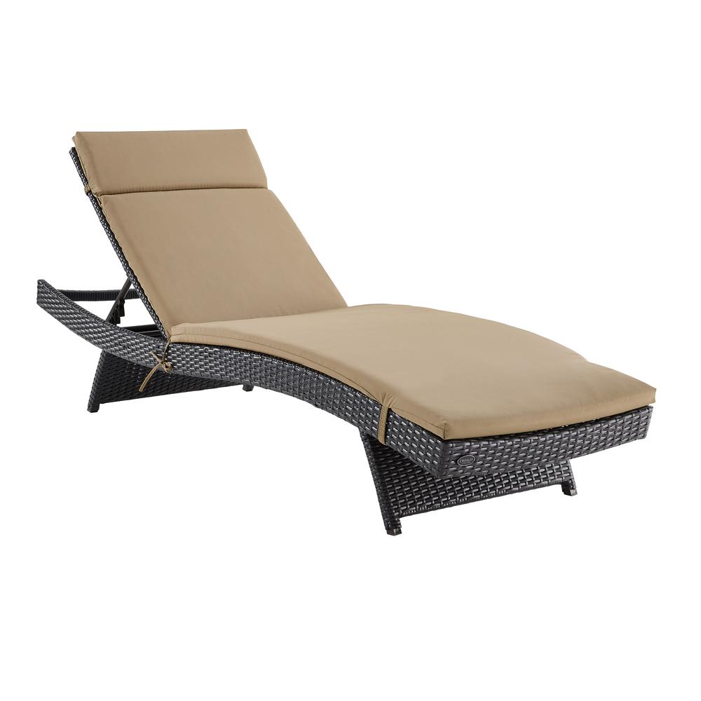 Biscayne Wicker Outdoor Chaise Lounge. Picture 1