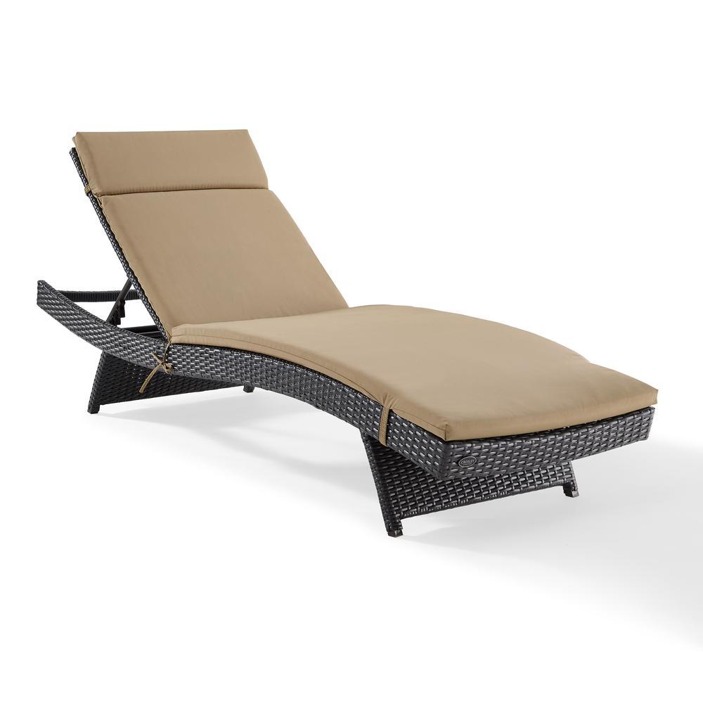 Biscayne Wicker Outdoor Chaise Lounge. Picture 9