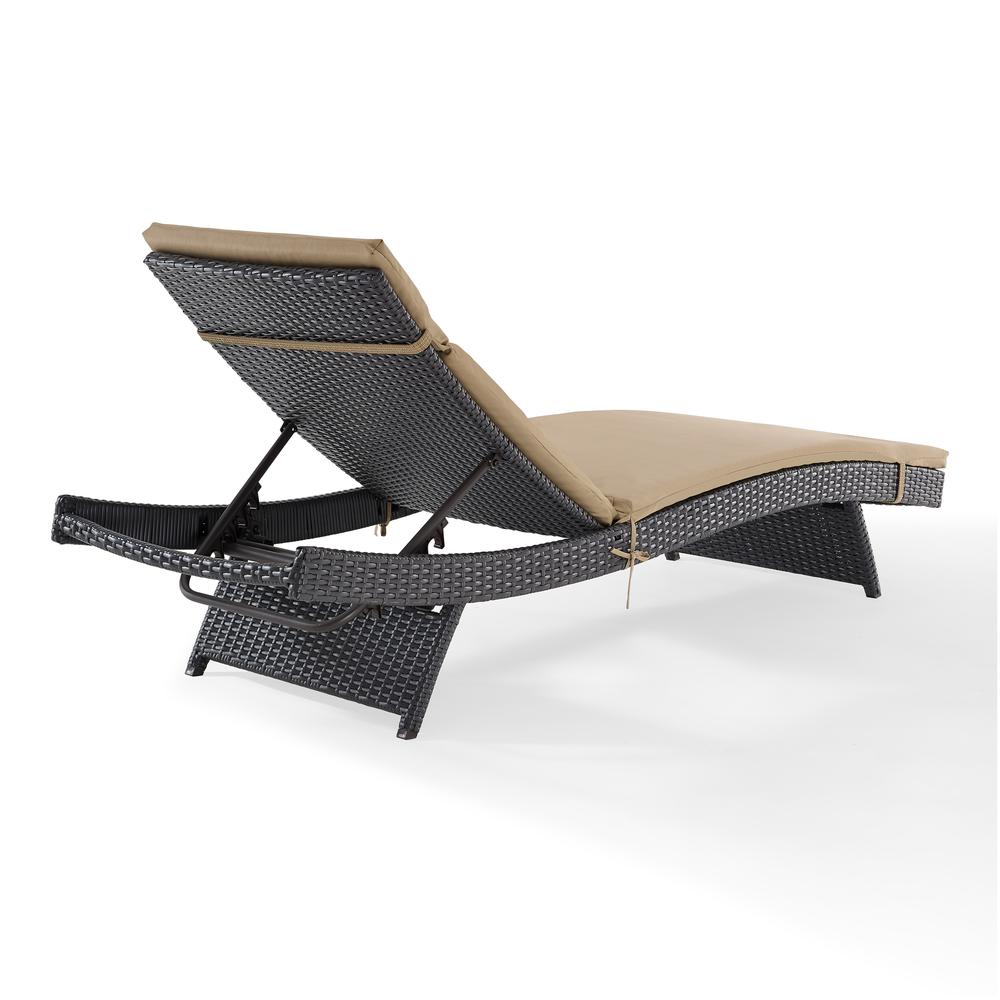 Biscayne Wicker Outdoor Chaise Lounge. Picture 11