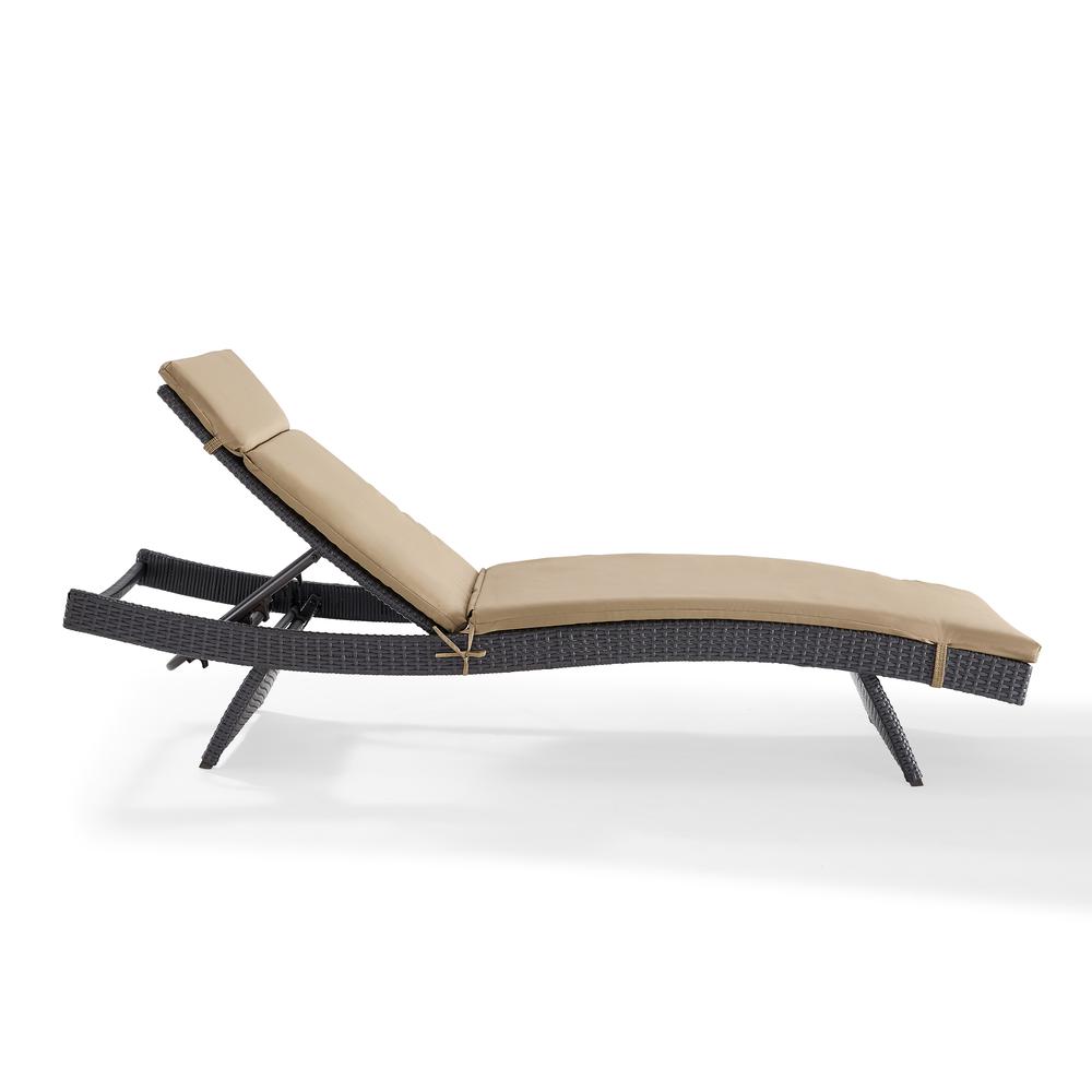 Biscayne Wicker Outdoor Chaise Lounge. Picture 12
