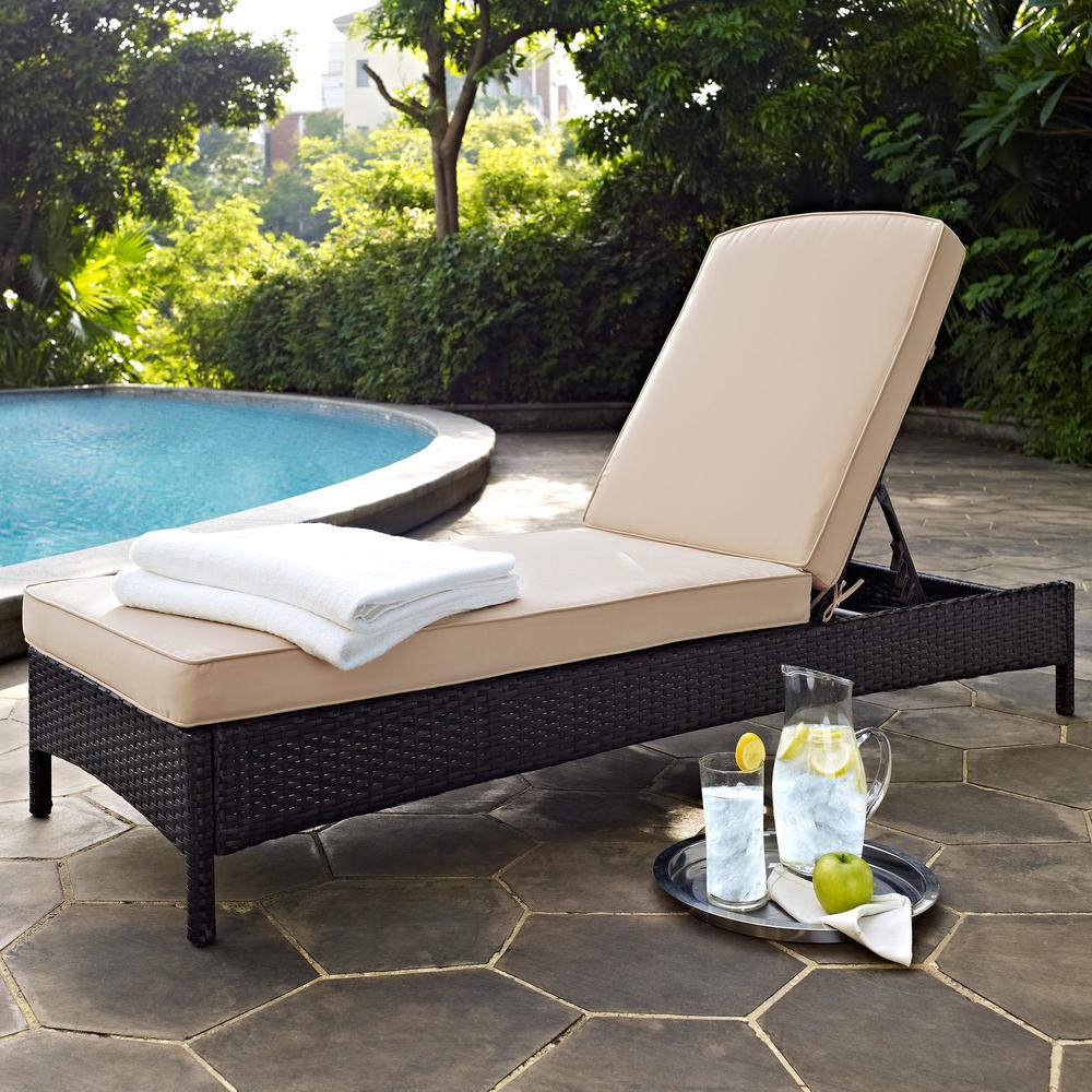 Palm Harbor Wicker Outdoor Chaise Lounge. Picture 1