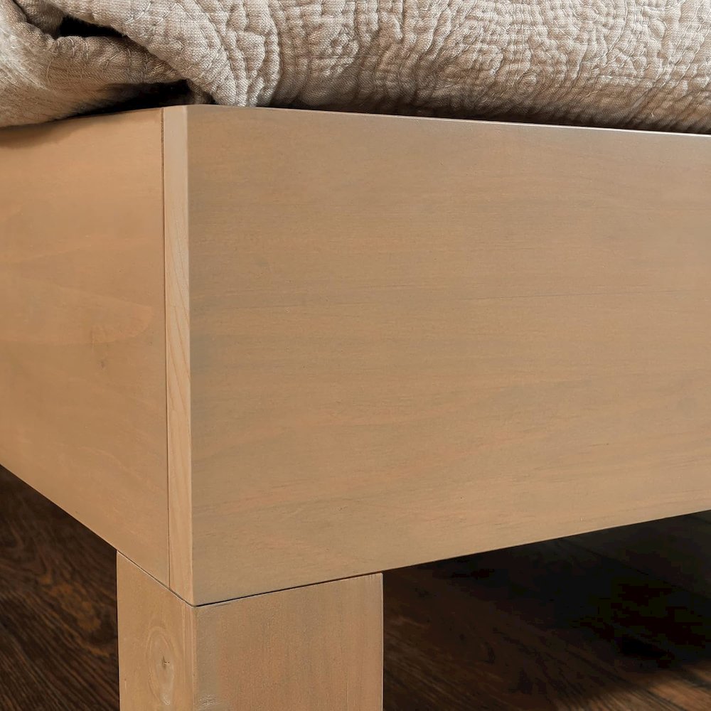 Twin-Size Platform Bed in Solid Wood. Picture 3