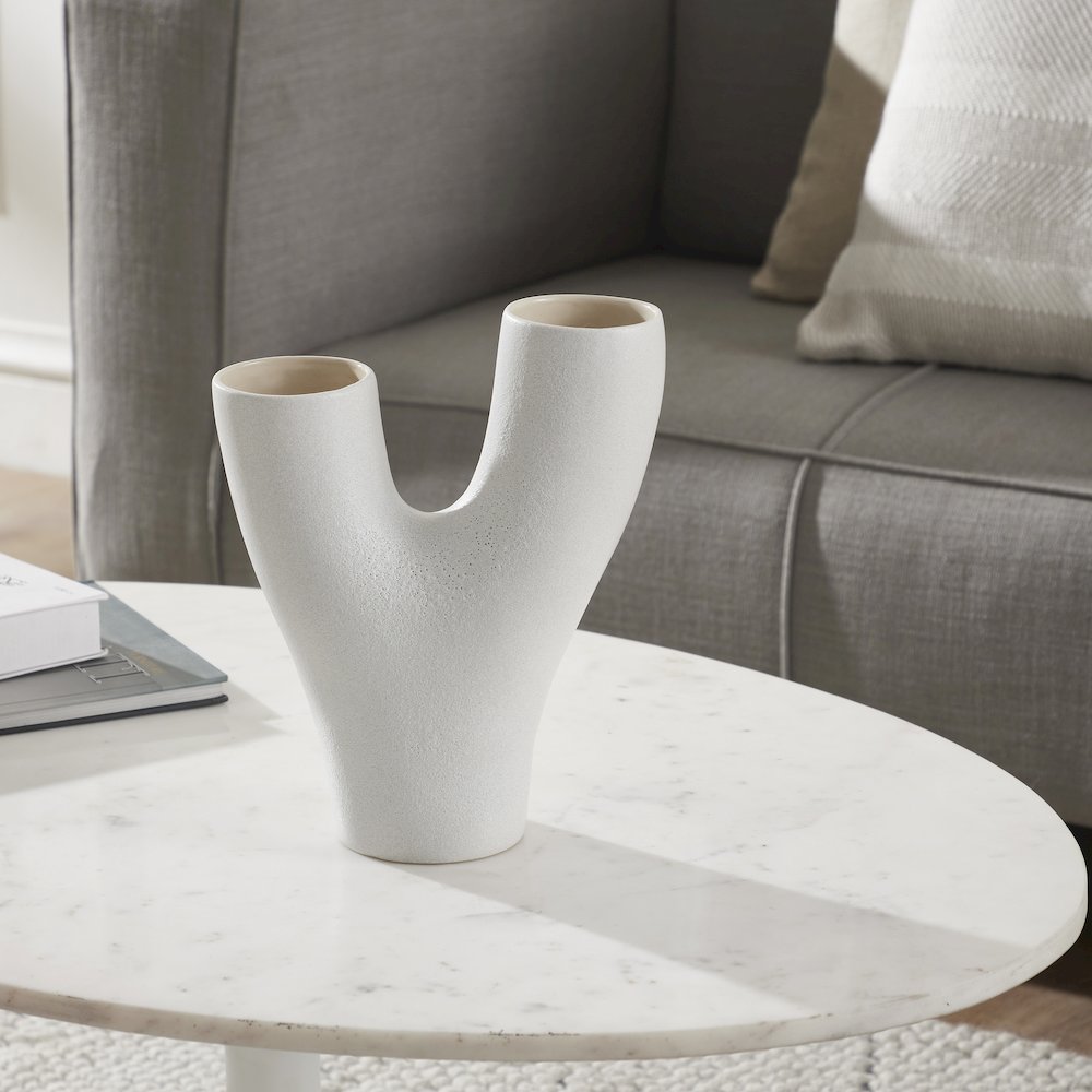 Jocasta Large Vase In White Color. Picture 2
