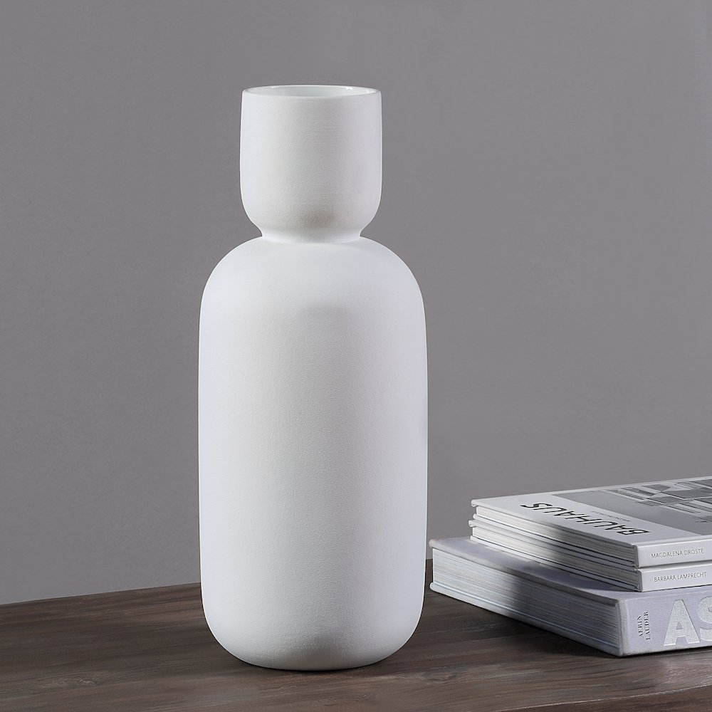 Dior Indoor Ceramic Vase, Off-White. Picture 2