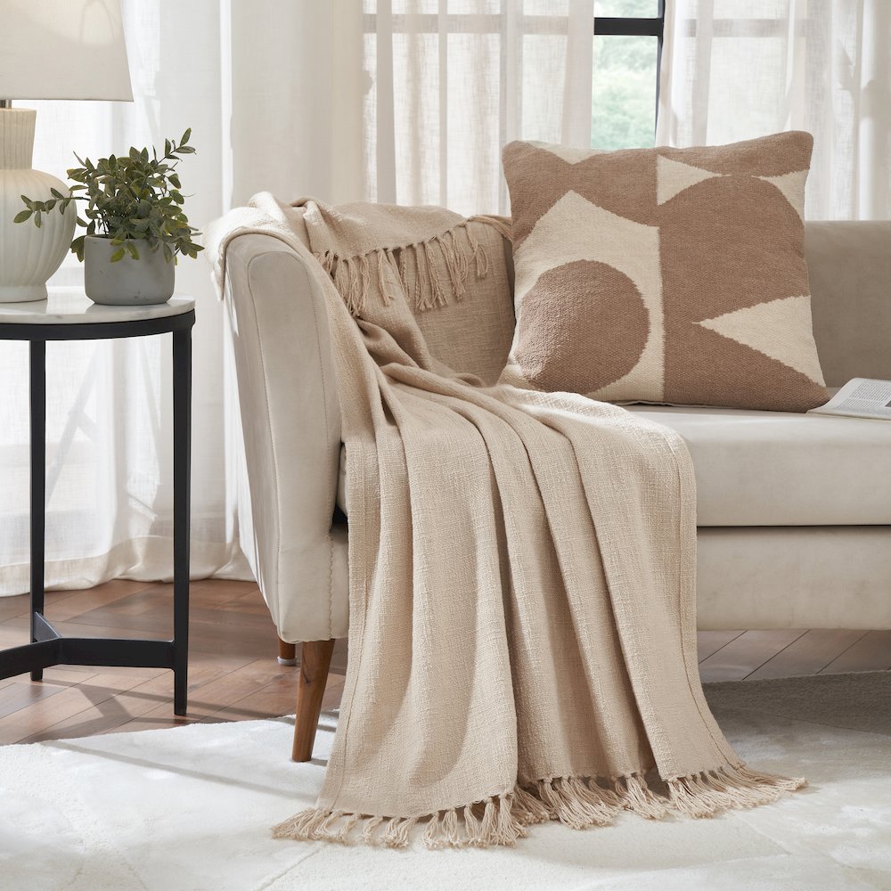 Curtis 70X50 Throw, Beige. Picture 2