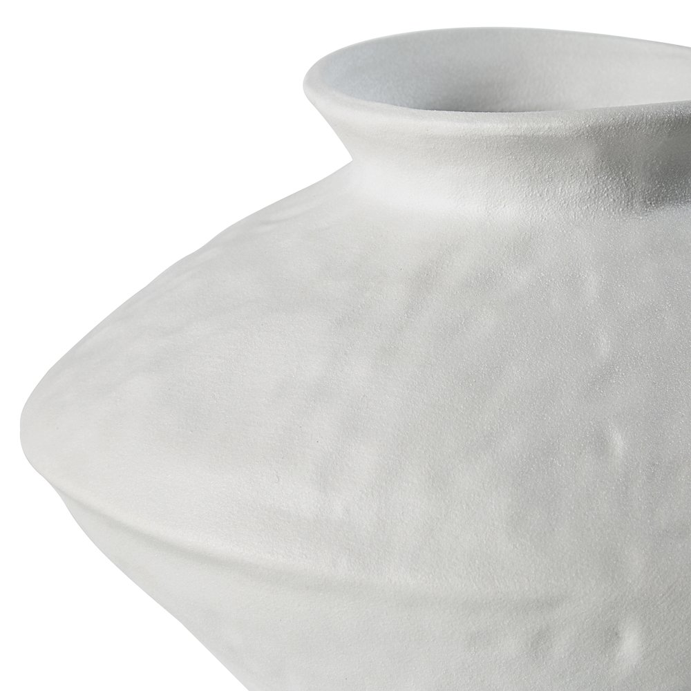 Mills Vase In White Color. Picture 4