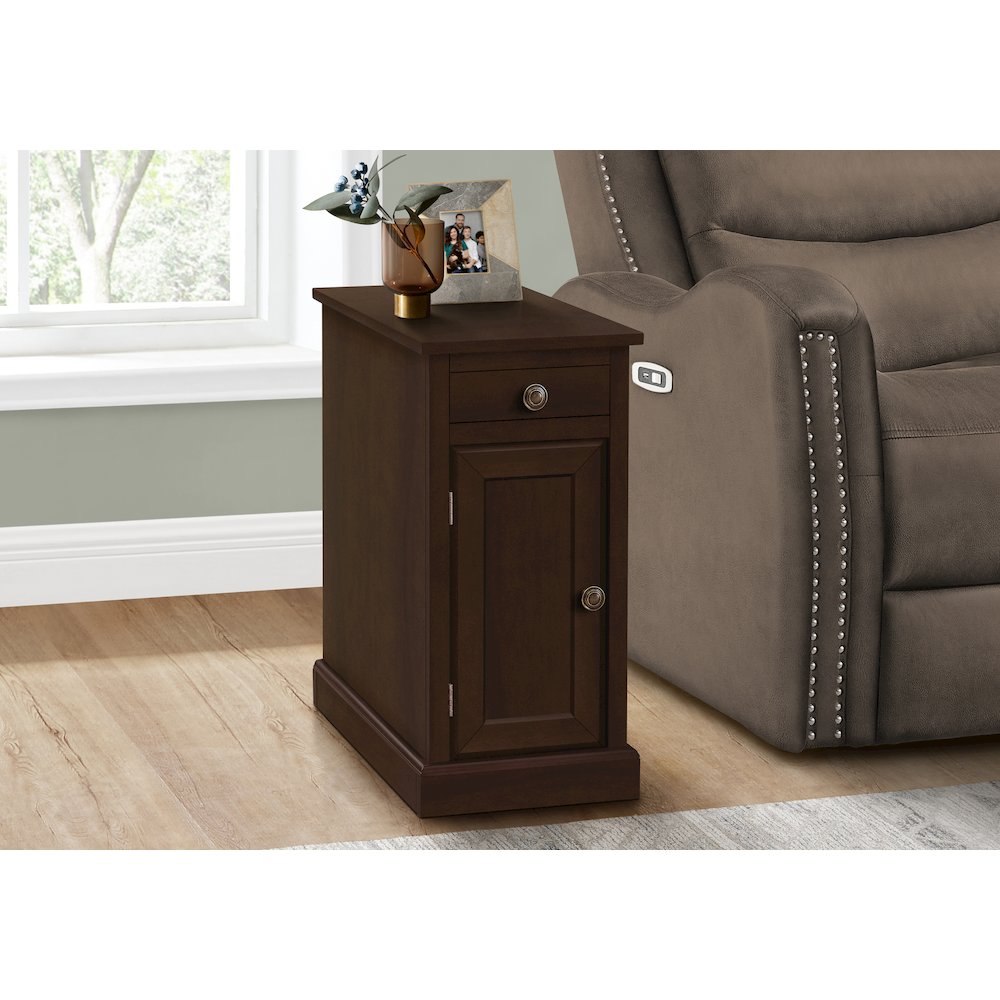 Traditional Accent Table in Espresso color. Picture 2