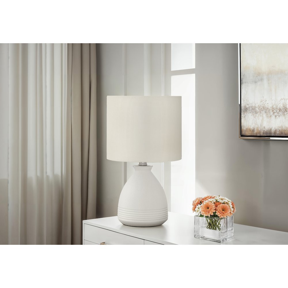 Lighting, 17"H, Table Lamp, Cream Ceramic, Ivory / Cream Shade, Modern. Picture 4