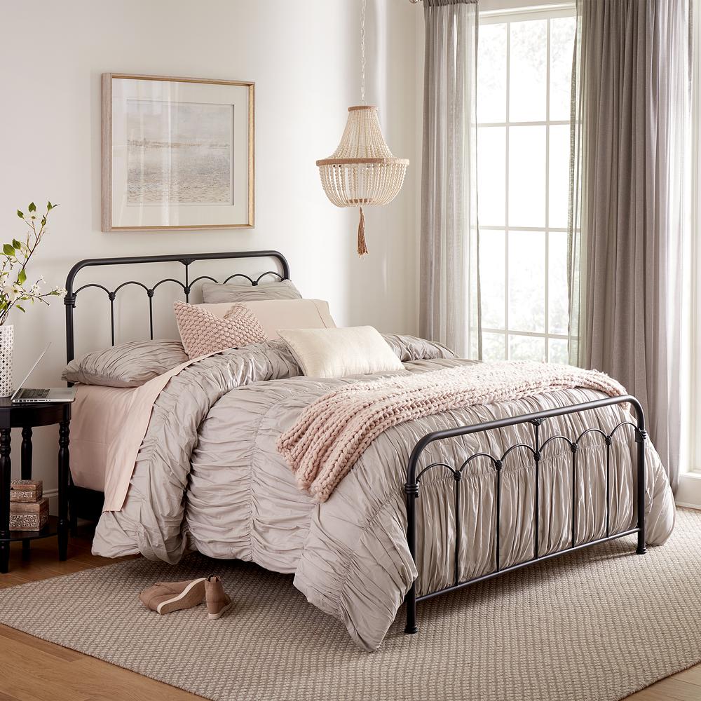 Jocelyn King Metal Bed, Black Sparkle. Picture 2